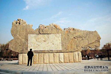 余秋雨的“鐘山碑文”遭到網(wǎng)友炮轟